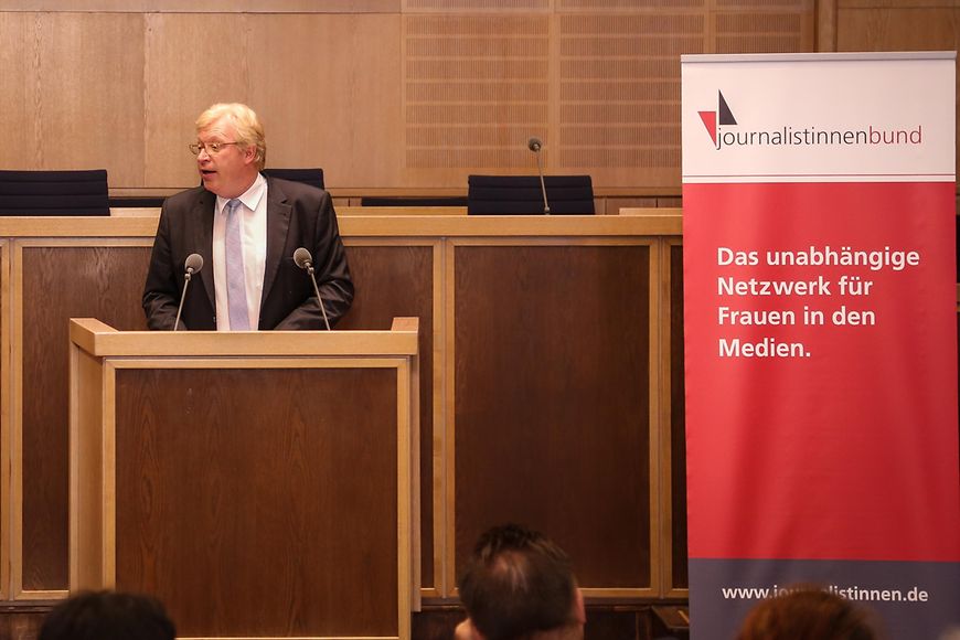 Dr. Ralf Kleindiek hält eine Rede beim Jubiläum des Journalistinnenbundes