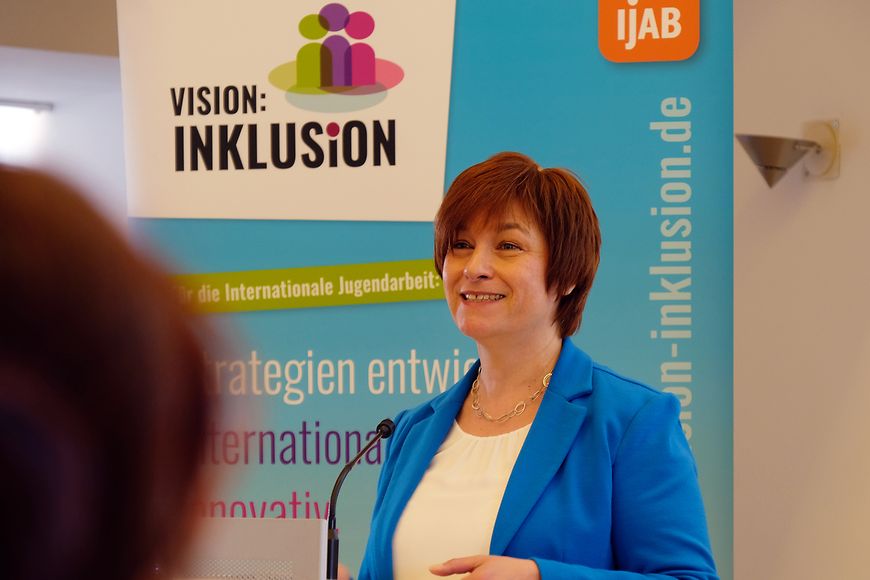 Caren Marks eröffnet das Fachforum "Chancen eröffnen - Auf dem Weg zu einer inklusiven Internationalen Jugendarbeit" in Hannover