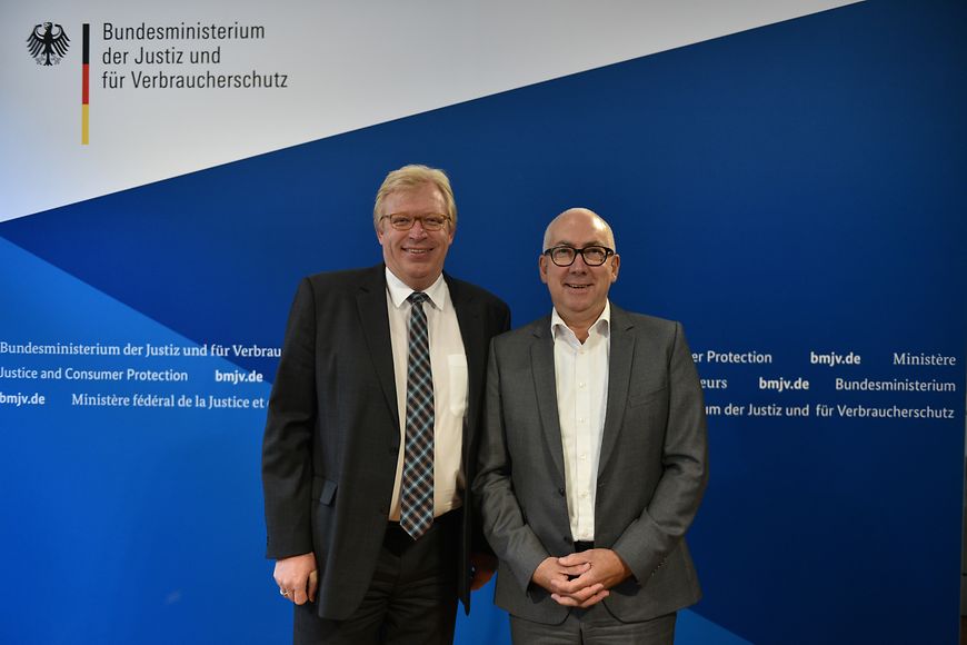 Dr. Ralf Kleindiek und Gerd Billen vor der Pressewand des Bundesministeriums der Justiz und für Verbraucherschutz 