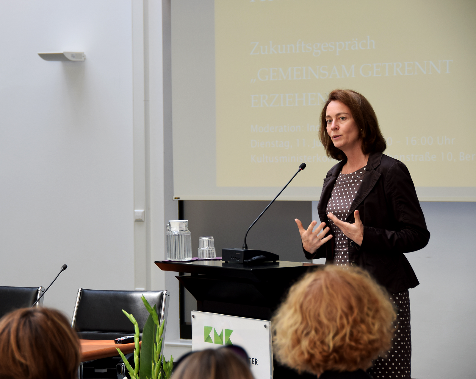 Dr. Katarina Barley spricht an einem Rednerpult