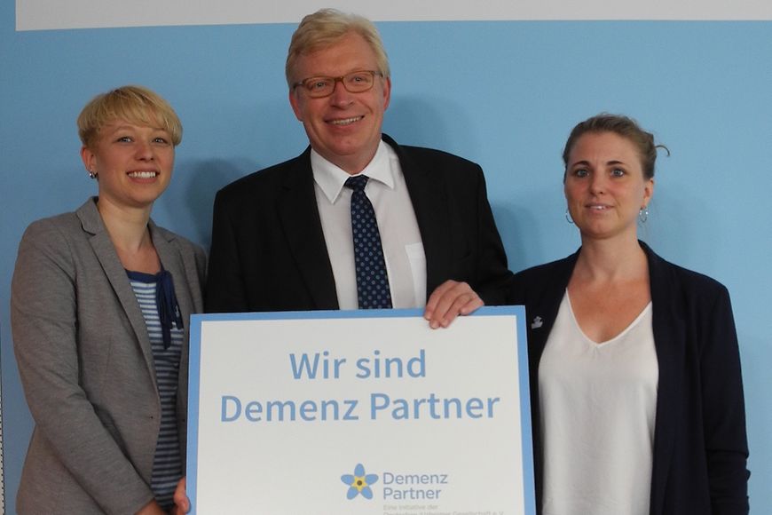 Dr. Ralf Kleindiek mit Saskia Weiß (links) und Anna Gausmann (rechts) von der Deutschen Alzheimergesellschaft