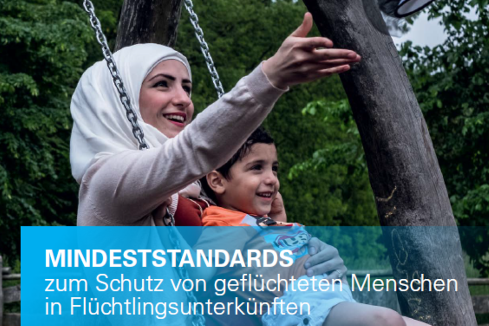 Titelseite der Broschüre "Mindeststandards zum Schutz von geflüchteten Menschen in Flüchtlingsunterkünften"