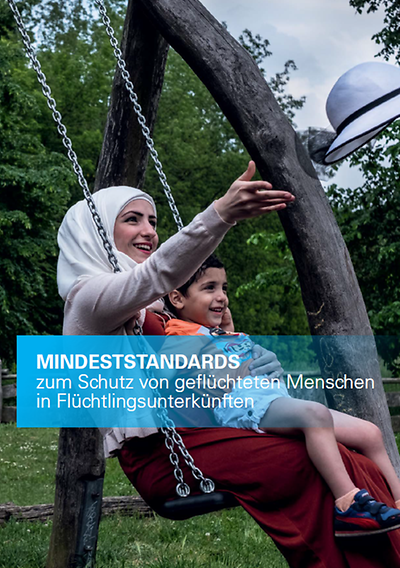 Titelseite der Broschüre "Mindeststandards zum Schutz von geflüchteten Menschen in Flüchtlingsunterkünften"