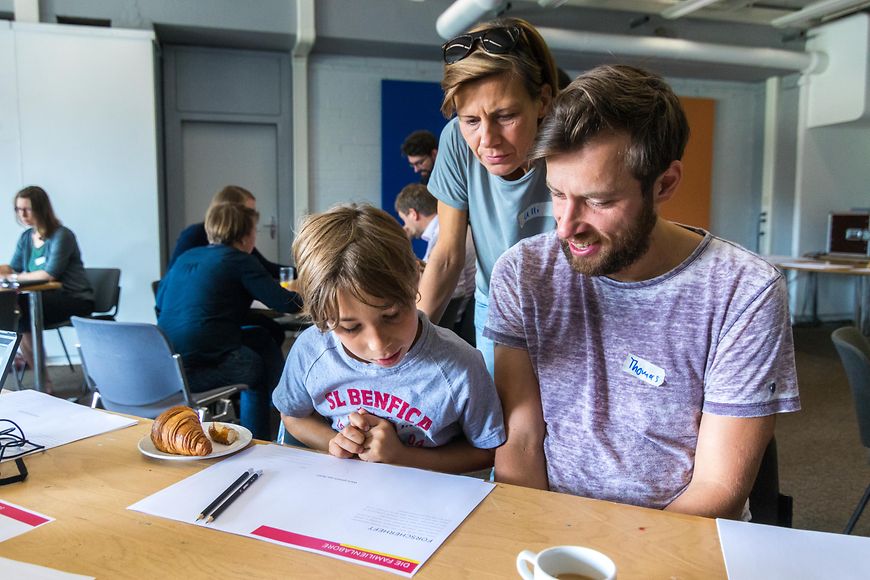 Vater und Sohn sitzen an einem Tisch
