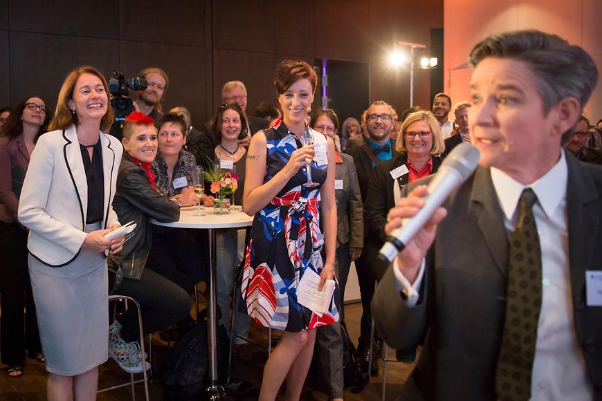 Im Vordergrund singt Sigird Grajek, Katarina Barley steht lachend links von ihr