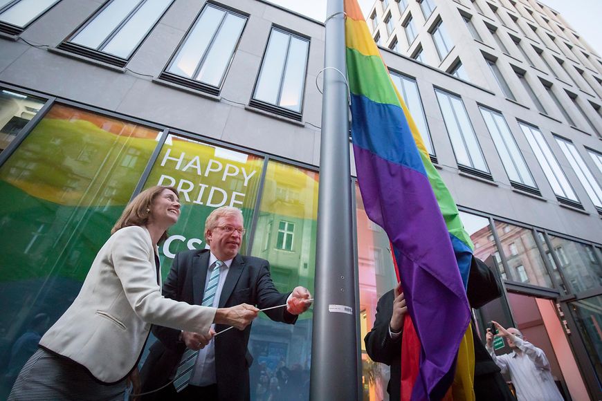 Katarina Barley und Ralf Kleindiek hissen die Regenbogenflagge