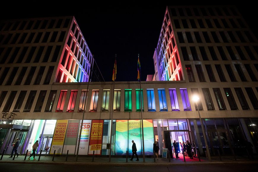 Das Dienstgebäude in Regenbogenfarben angestrahlt