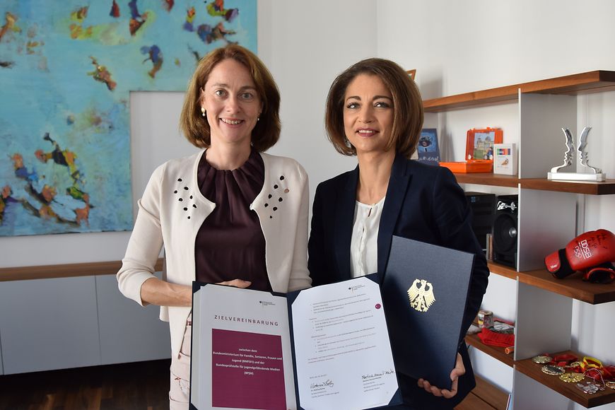 Dr. Katarina Barley und Martina Hannak-Meinke mit der unterschriebenen Zielvereinbarung