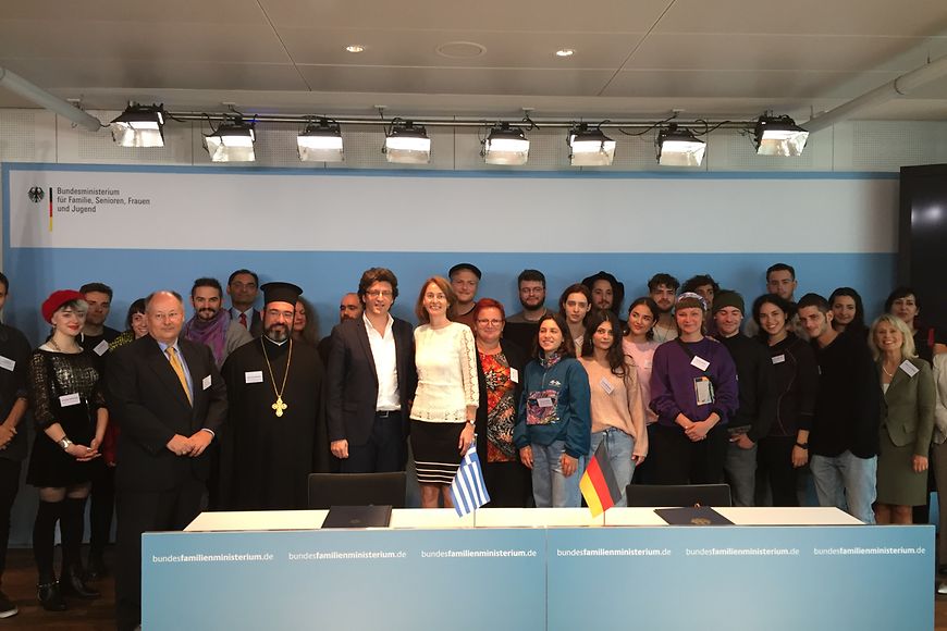 Die Bundesjugendministerin und der griechische Generalsekretär im Gruppenfoto gemeinsam mit Jugendlichen 