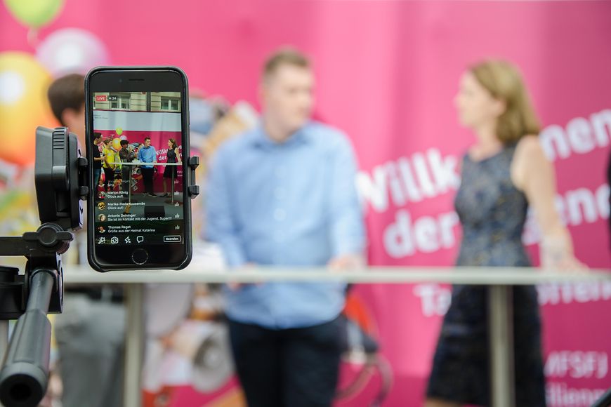 Handykamera mit Katarina Barley im Hintergrunf