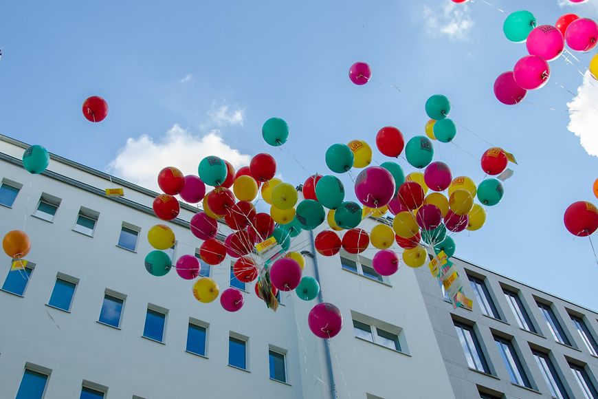 Luftballons steigen in den Himmel auf