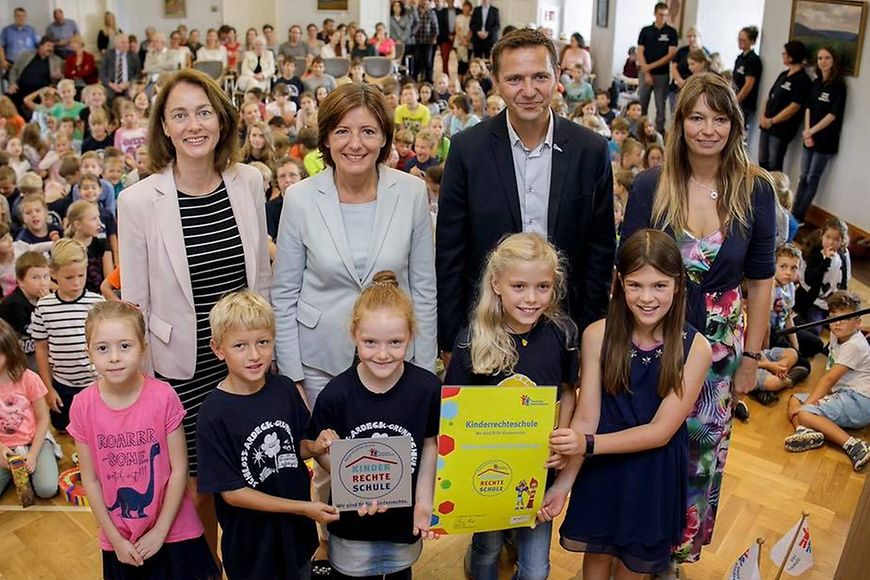 Dr. Katarina Barley gemeinsam mit Malu Dreyer und Holger Hoffmann (v.l.) in der Schloss-Ardeck-Grundschule