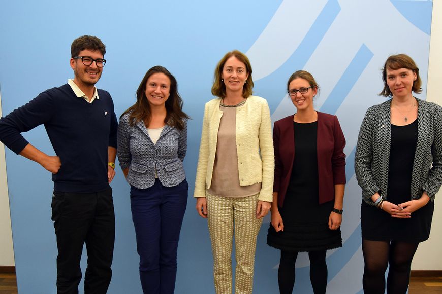 Die Bundesjugendministerin Dr. Barley mit der Vertretung der Jugendverbände aufgereiht für ein Pressefoto.