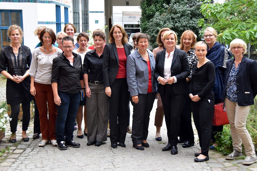 Gruppenfoto mit Mitgliedern der WeiberWirtschaft in der Mitte Katarina Barley