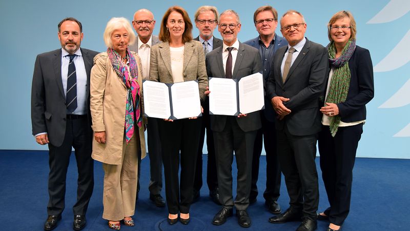 Bundesfamilienministerin Dr. Barley mit den Vertretern der Mitgliedsverbände.