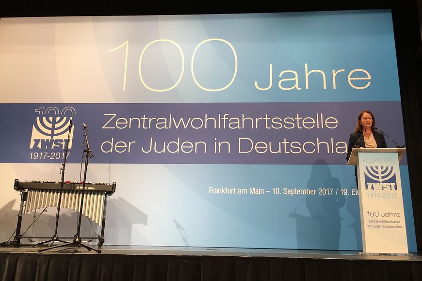 Katarina Barley am Rednerpult beim Festakt zum 100-jährigen Jubiläum der ZWST