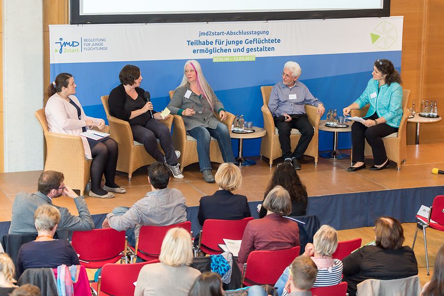 Podiumsgespräch mit fünf Mitarbeitenden zum Thema Teilhabe für junge Geflüchtete ermöglichen und gestalten