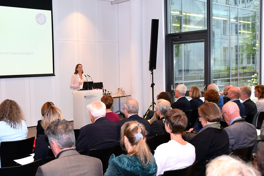 Bundesfamilienministerin Dr. Katarina Barley spricht an einem Rednerpult in einem Saal vor Publikum.