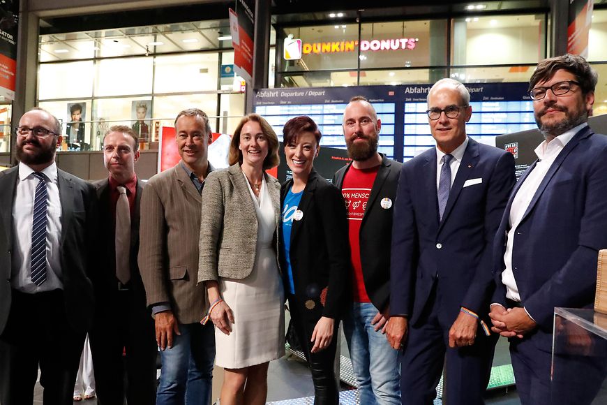 Die Bundesjugendministerin Dr. Barley mit der Vertretung der Jugendverbände aufgereiht für ein Pressefoto.