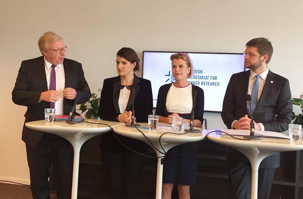 Die Redner der Konferenz im Gespräch an Stehtischen