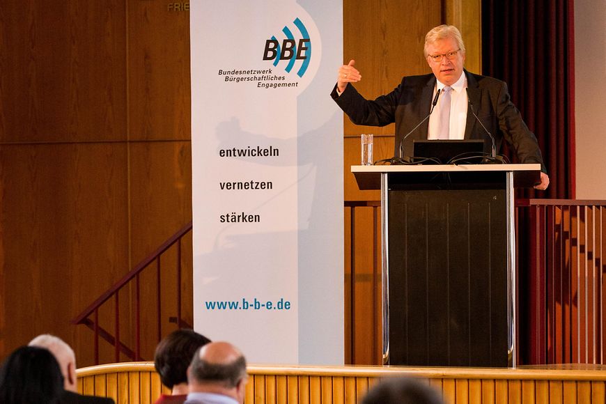 Dr. Ralf Kleindiek hält eine Rede vor Publikum
