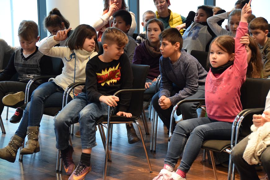 Im Anschluss an die Lesestunde hatten die Kinder viele Fragen an die Ministerin.