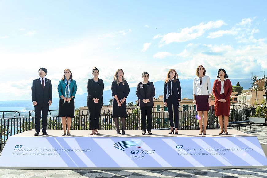 Die Gleichstellungsministerinnen und -minister der G7 in Reige aufgestellt auf Sizilien