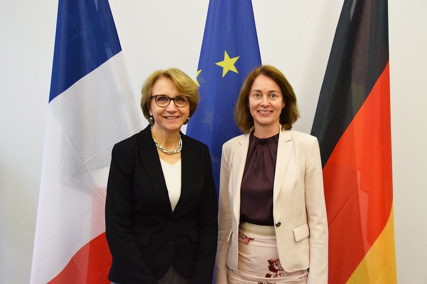 Die Bundesministerin Dr. Barley mit der französischen Botschafterin Anne-Marie Descôtes