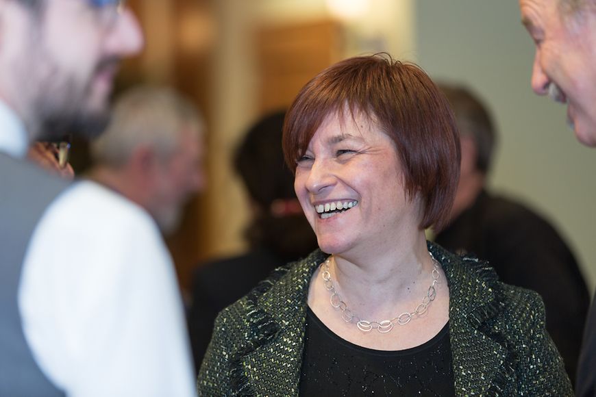 Parlamentarische Staatssekretärin bei der Bundesjugendministerin, Caren Marks, steht an einem Rednerpult und spricht