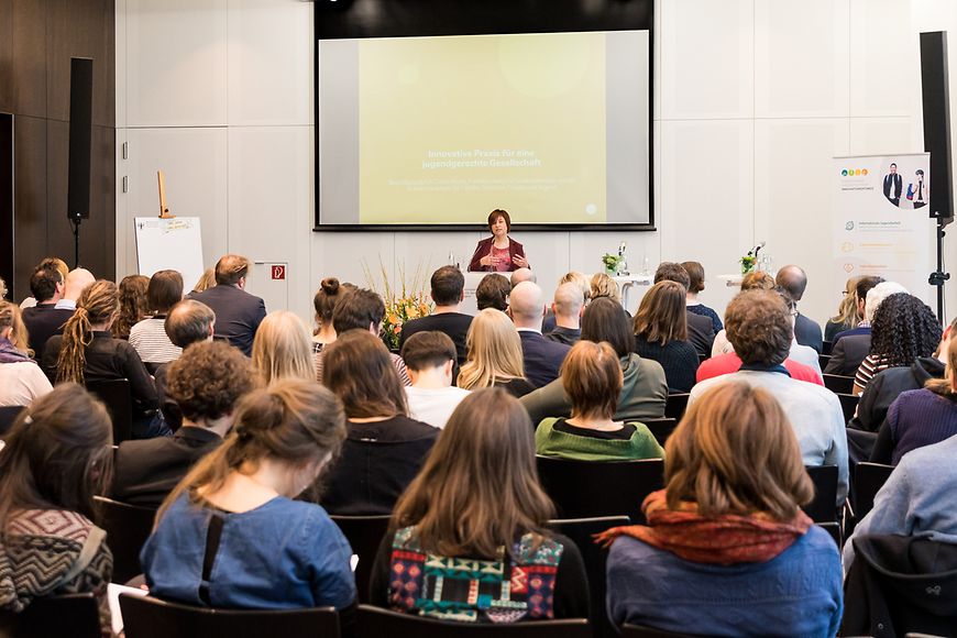 Parlamentarische Staatssekretärin Caren Marks spricht am Rednerpult vor einem sitzenden Publikum