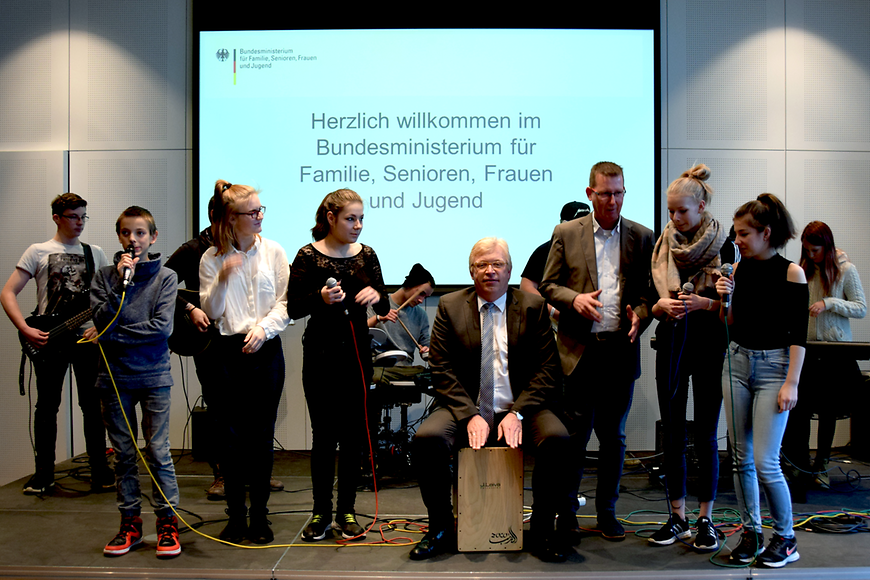 Gruppenfoto mit Dr. Ralf Kleindiek und den Mitgliedern der Band "Massive Lärmbeslästigung"