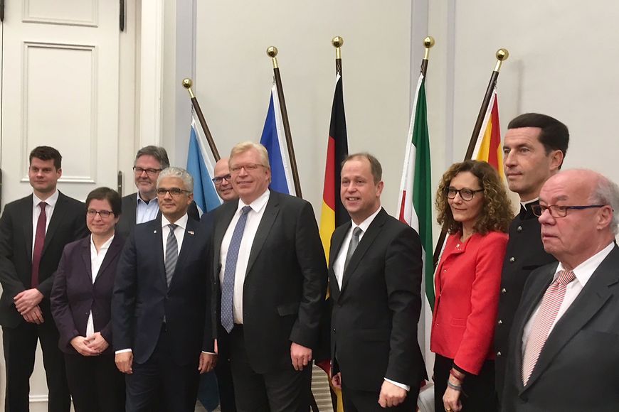 Gruppenfoto mit Dr. Ralf Kleindiek, Ashok Sridharan und weiteren Verantwortlichen