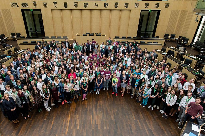 Die Teilnehmerinnen und Teilnehmer des Wettbewerbs stehen aufgereiht für ein Gruppenfoto im Bundesrat