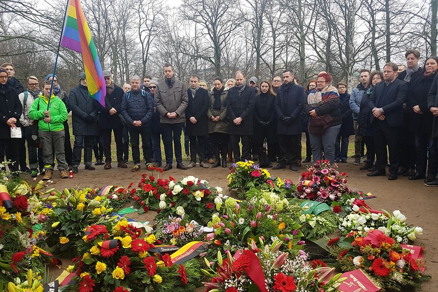 Gruppenfoto mit Parlamentarischer Staatssekretärin Elke Ferner am Denkmal für die verfolgten Homosexuellen in Berlin