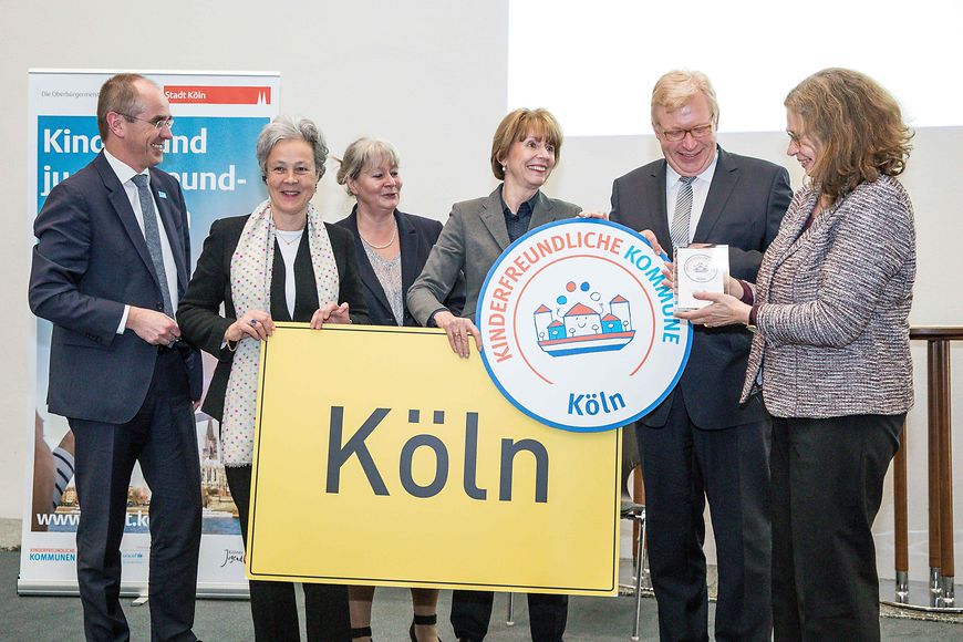 Die Verantwortlichen aufgestellt bei der symbolischen Übergabe eines Siegels