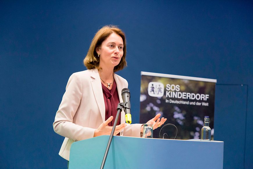 Bundesfamilienministerin Dr. Katarina Barley am Rednerpult