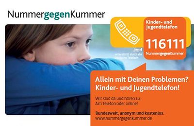 Titelseite der Infokarte "Allein mit Deinen Problemen? Kinder- und Jugendtelefon der Nummer gegen Kummer" - Motiv Kind