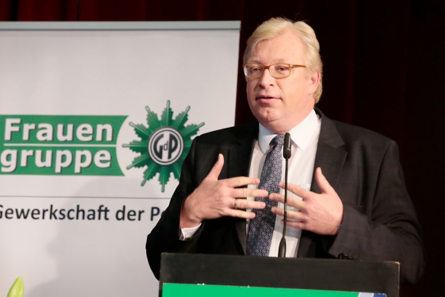Staatssekretär Dr. Ralk Kleindiek spricht an einem Rednerpult