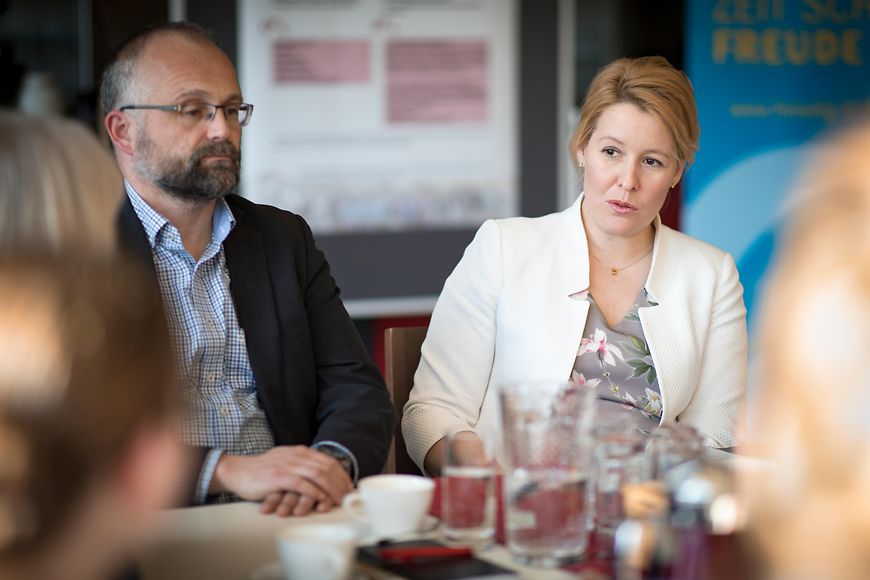 Franziska Giffey am Tisch mit weiteren Personen im Gespräch