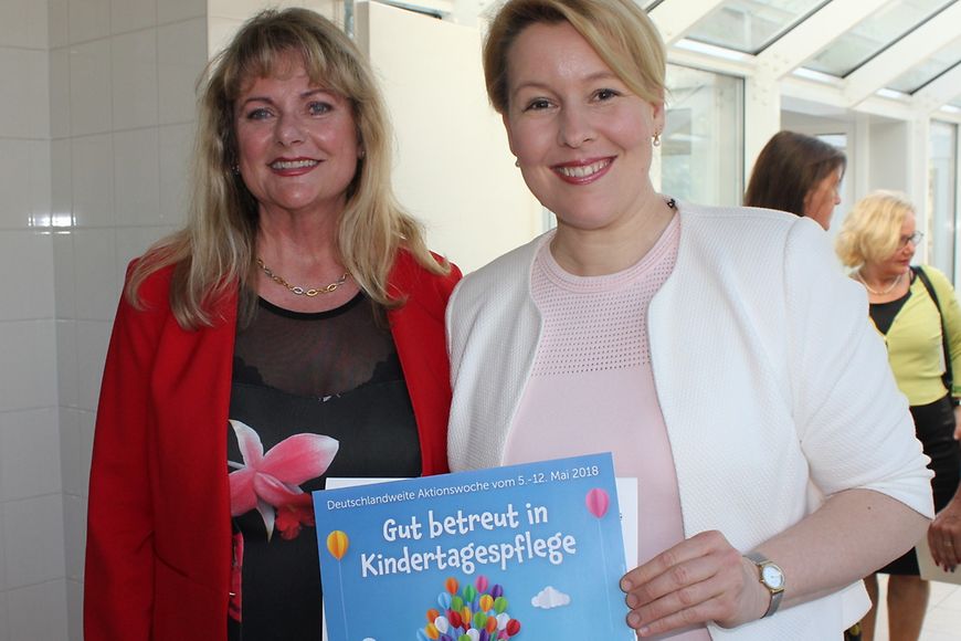 Das BIld zeigt Franziska Giffey gemeinsam mit der Vorsitzenden des Bundesverbandes für Kindertagespflege, Inge Losch-Engler