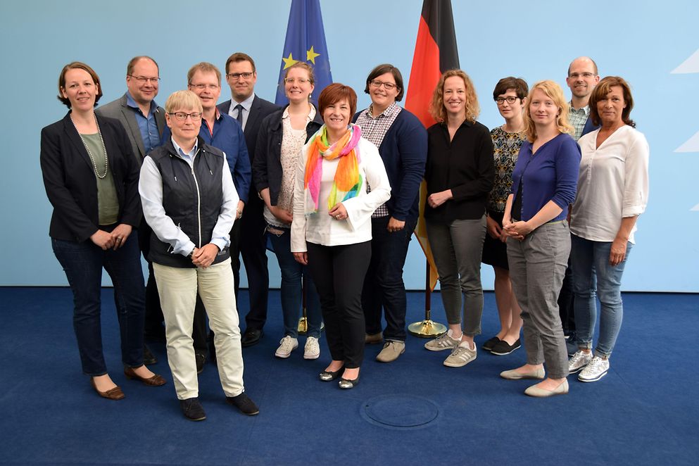 Gruppenfoto mit Caren Marks und dem 13-köpfigen Sachverständigengremium im Bundesjugendministerium 