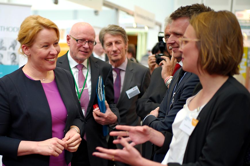 Dr. Franziska Giffey beim Rundgang über den Deutschen Fürsorgetag