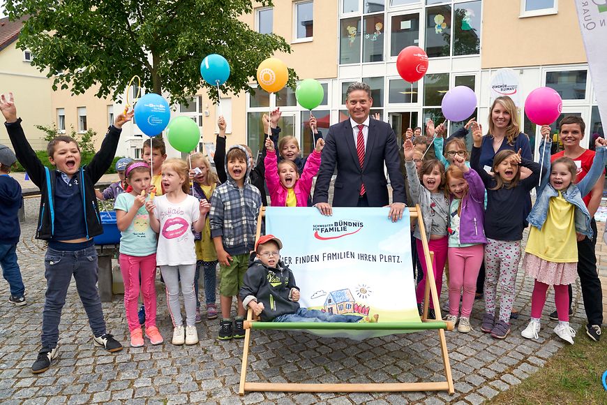 Das Bild zeigt Stefan Zierke mit einer Gruppe von Kindern