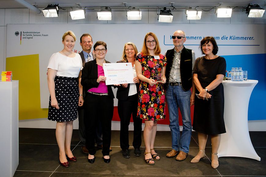 Gruppenfoto mit Ministerin Giffey und den Preisträgerinnen und Preisträgern