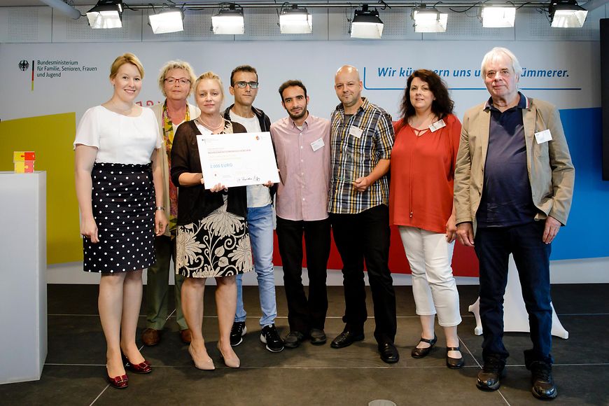 Gruppenfoto mit Ministerin Giffey und den Preisträgerinnen und Preisträgern