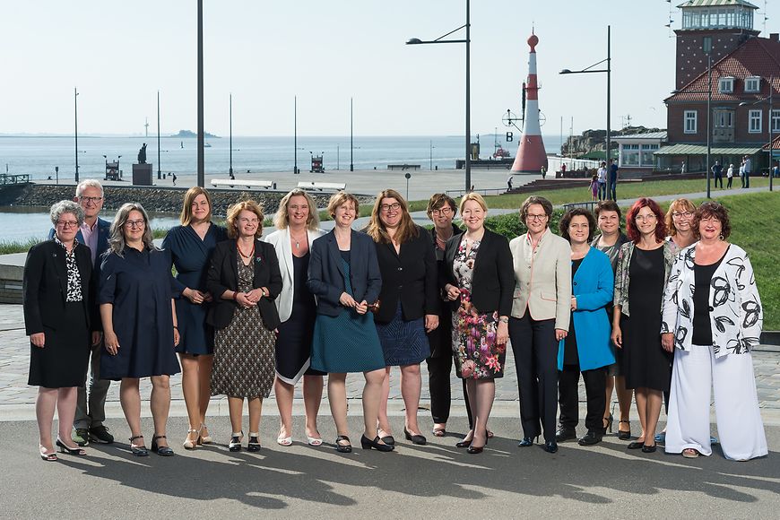 Das Bild zeigt die Ministerinnen und Minister sowie Senatorinnen und Senatoren während der Konferenz in Bremerhaven.