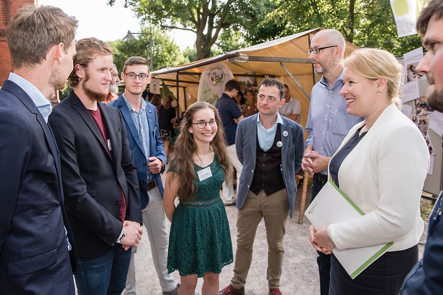 Ministerin Giffey mit Jugendlichen im Gespräch