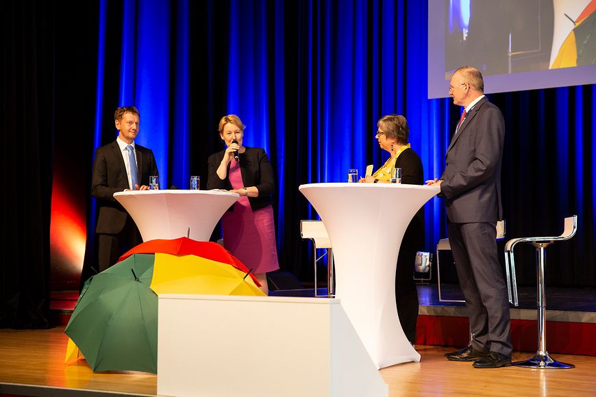 Ministerin Giffey mit weiteren Personen auf einer Bühne in einer Diskussion