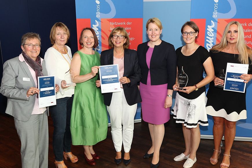 Das Bild zeigt die Preisträgerinnen gemeinsam mit Bundesfrauenministerin Dr. Franziska Giffey