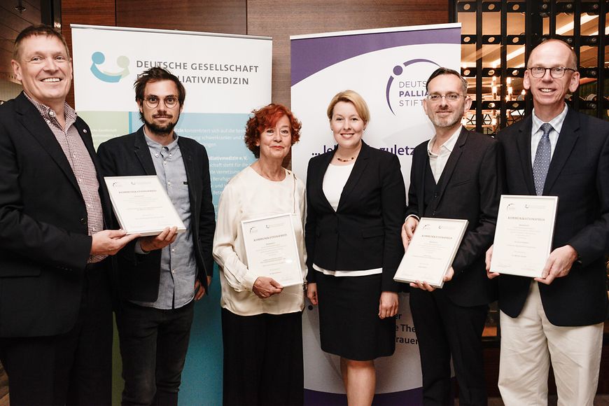Die Ministerin auf einem Gruppenfoto mit den Nominierten des Kommunikationspreises